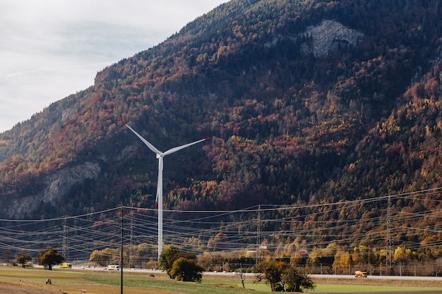 Fotowoltaika czy turbina wiatrowa - co lepiej sprawdzi się w Twoim domu?