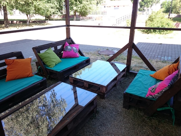 Jak stworzyć oazę relaksu na dużym tarasie?