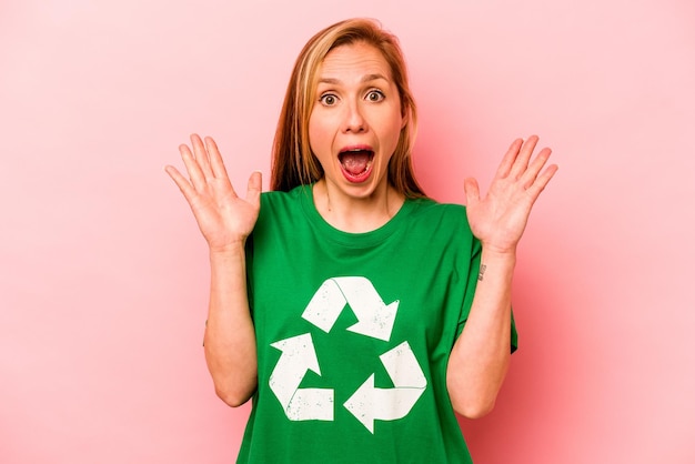 Jak wygląda znak recyklingu i co oznaczają jego elementy?