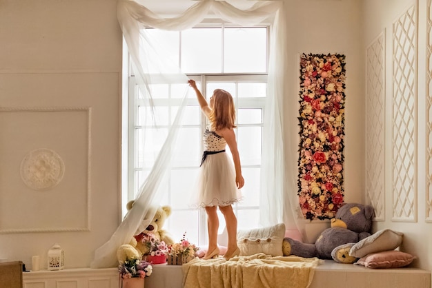 Jak zasłonić duże okna w salonie bez utraty światła?