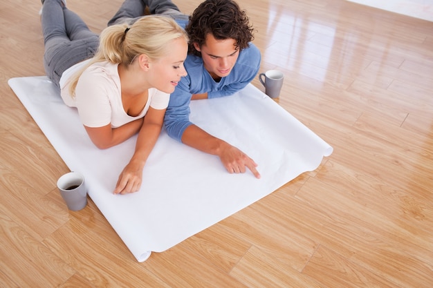 Co warto położyć pod panele podłogowe?