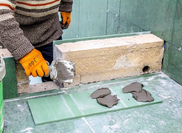 Jak prawidłowo ułożyć styropian na fundamentach domu?