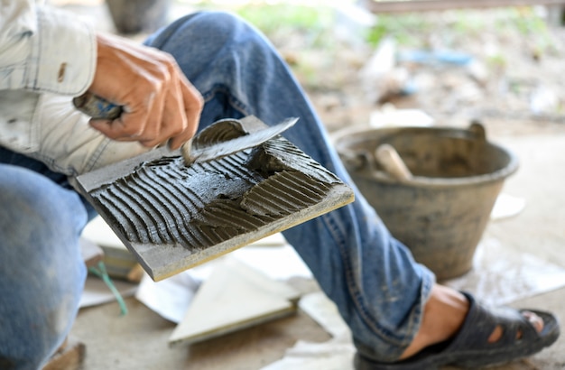 Jak skutecznie osuszyć fundamenty domu?