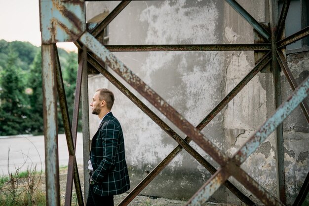 Jak skutecznie zaizolować stary fundament domu?