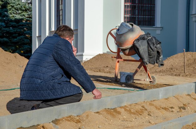 Jakie materiały sprawdzą się najlepiej na izolację pionową fundamentów?