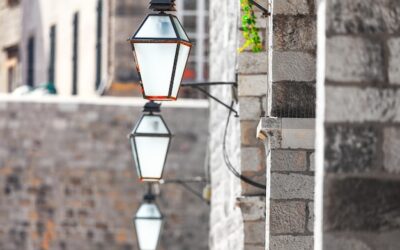 Na jakiej wysokości montować lampy na elewacji budynku?